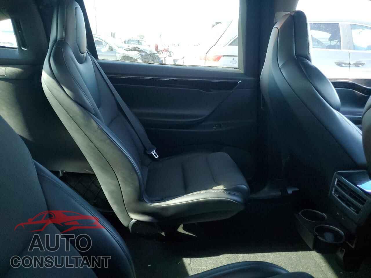 TESLA MODEL X 2018 - 5YJXCBE20JF119004