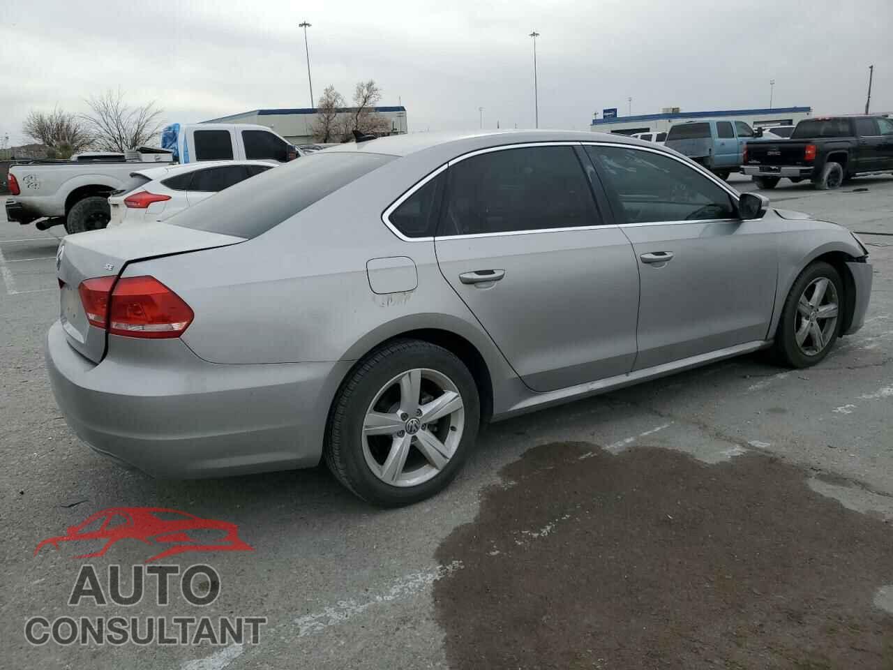 VOLKSWAGEN PASSAT 2013 - 1VWBH7A33DC108875