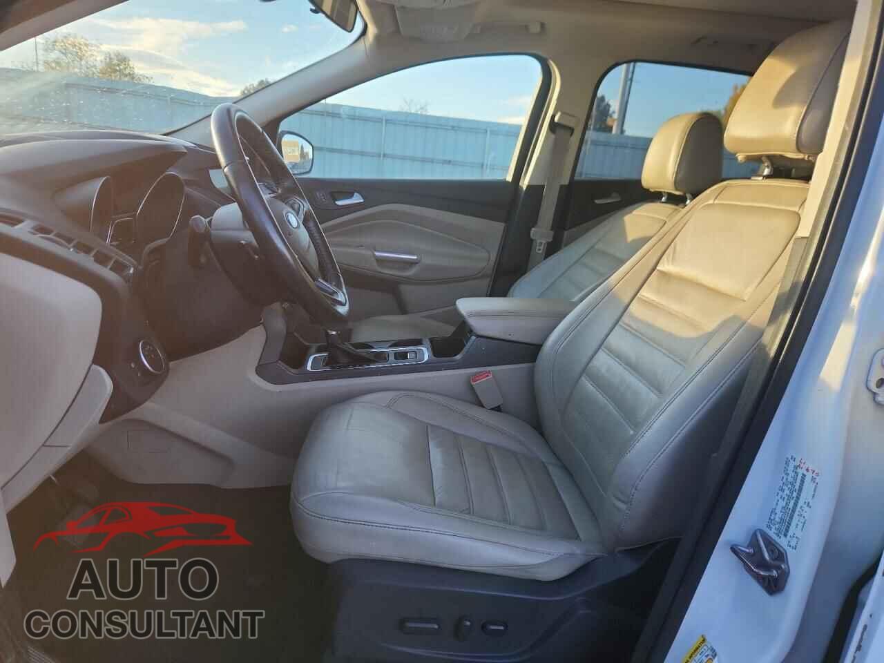 FORD ESCAPE 2017 - 1FMCU9G92HUA26108