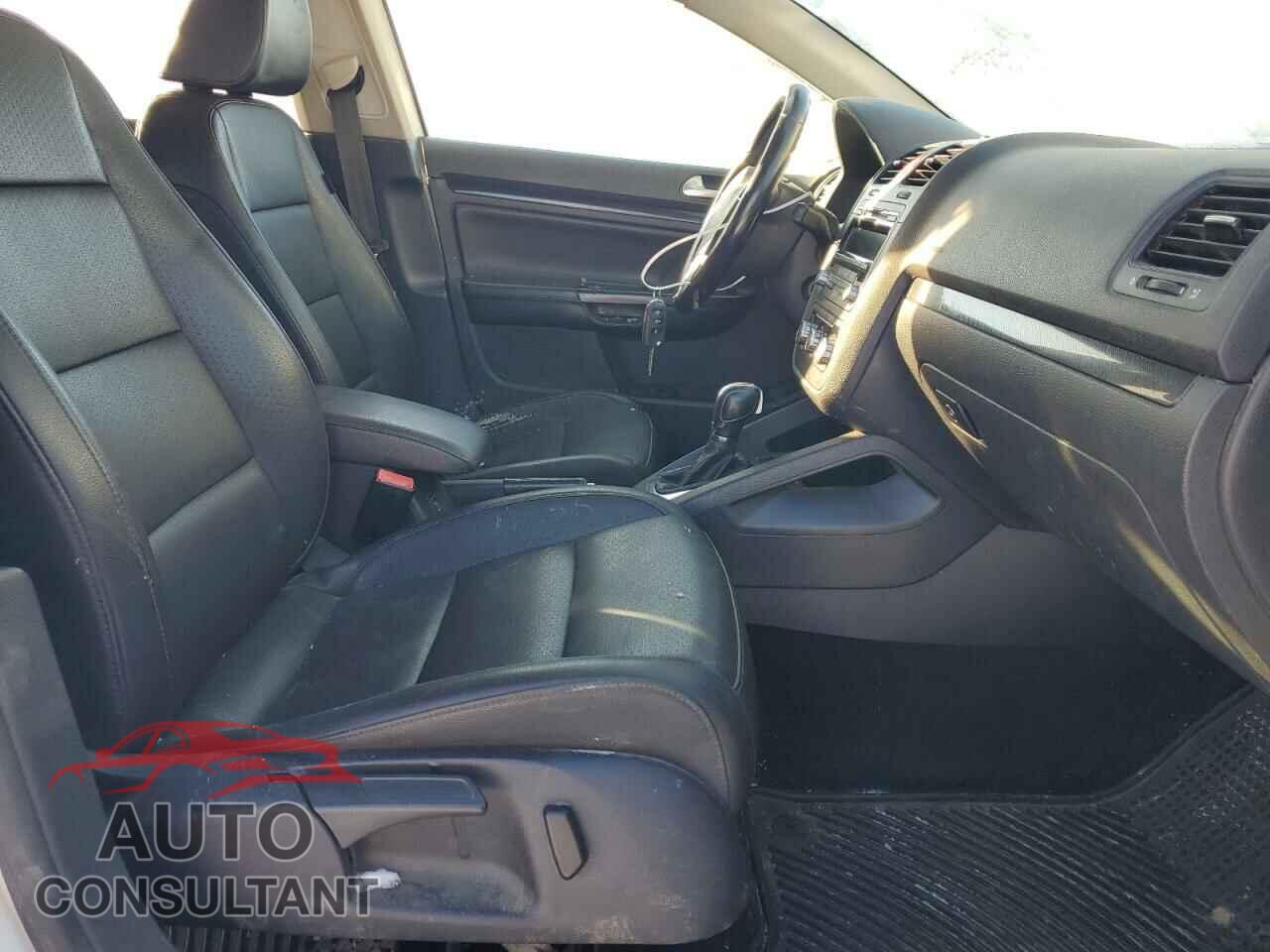 VOLKSWAGEN JETTA 2010 - 3VWAL7AJ0AM145353