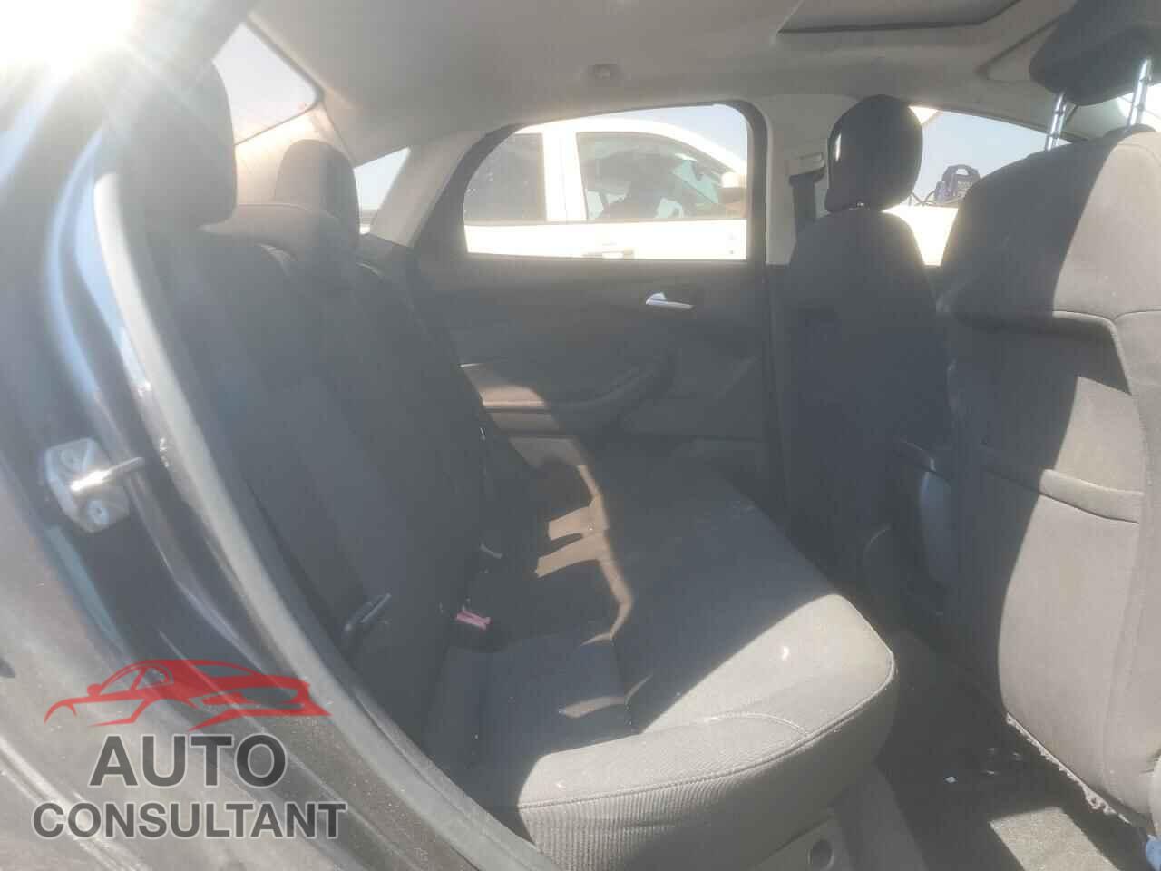 FORD FOCUS 2015 - 1FADP3F23FL242348