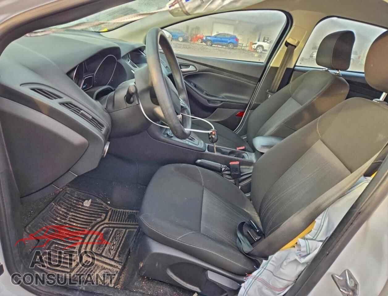 FORD FOCUS 2015 - 1FADP3F23FL255570