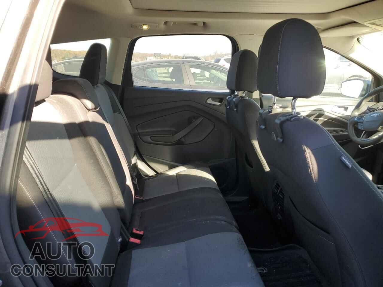 FORD ESCAPE 2017 - 1FMCU0G92HUB04401