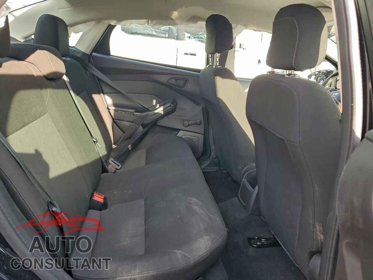 FORD FOCUS 2018 - 1FADP3E20JL222052