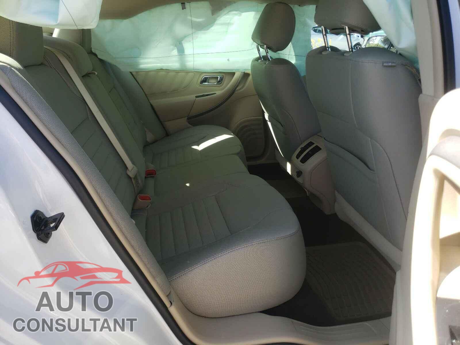 FORD TAURUS 2018 - 1FAHP2D84JG136432