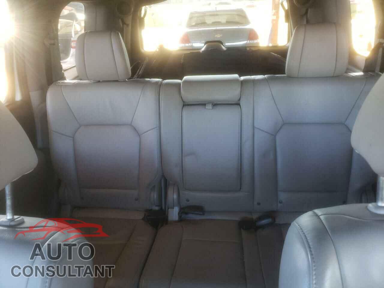 HONDA PILOT 2015 - 5FNYF4H93FB047531