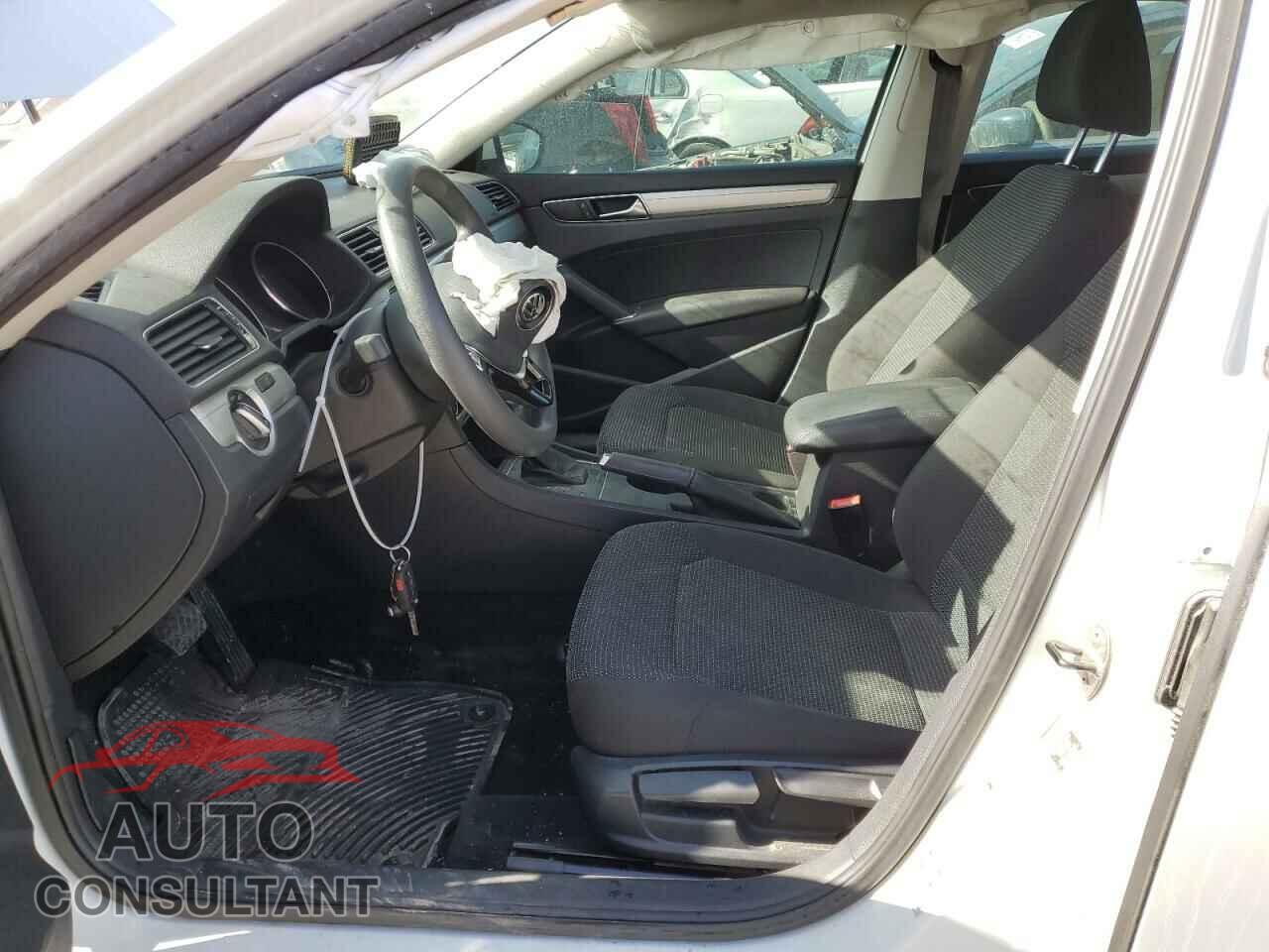 VOLKSWAGEN PASSAT 2017 - 1VWAT7A32HC033554