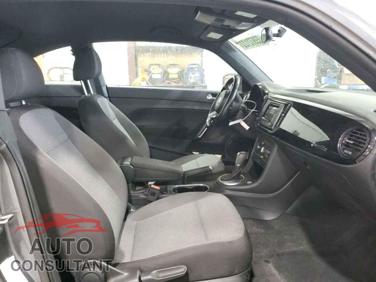VOLKSWAGEN BEETLE 2018 - 3VWFD7AT3JM709565