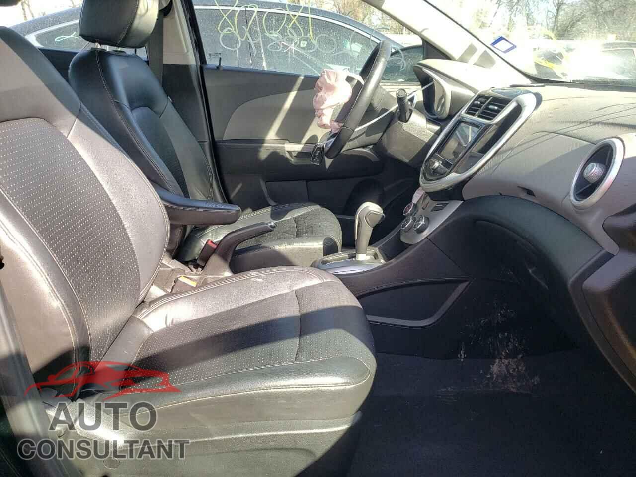 CHEVROLET SONIC 2018 - 1G1JF5SB4J4105271