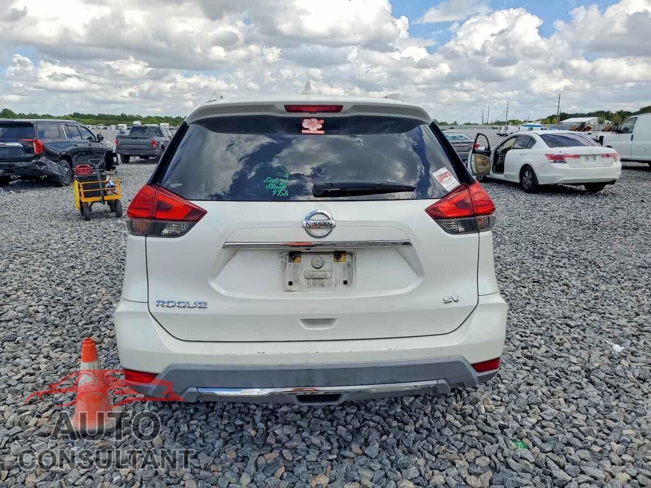 NISSAN ROGUE 2017 - KNMAT2MT5HP585916
