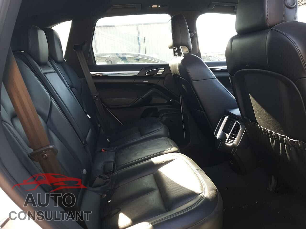 PORSCHE CAYENNE 2017 - WP1AA2A25HKA88121