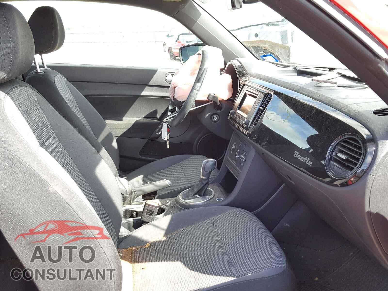 VOLKSWAGEN BEETLE 2017 - 3VWF17AT4HM614032