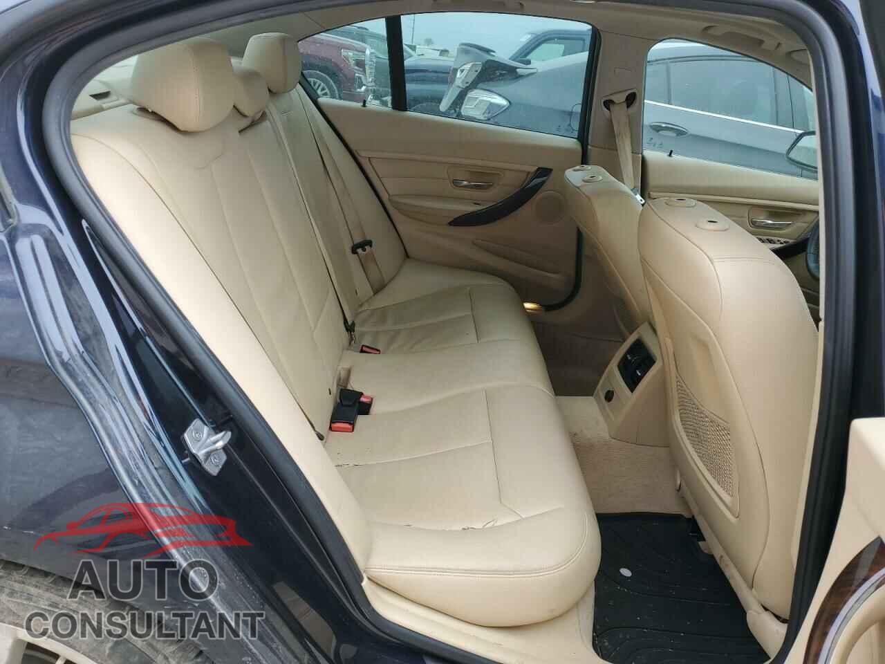 BMW 3 SERIES 2016 - WBA8E1G50GNU11615