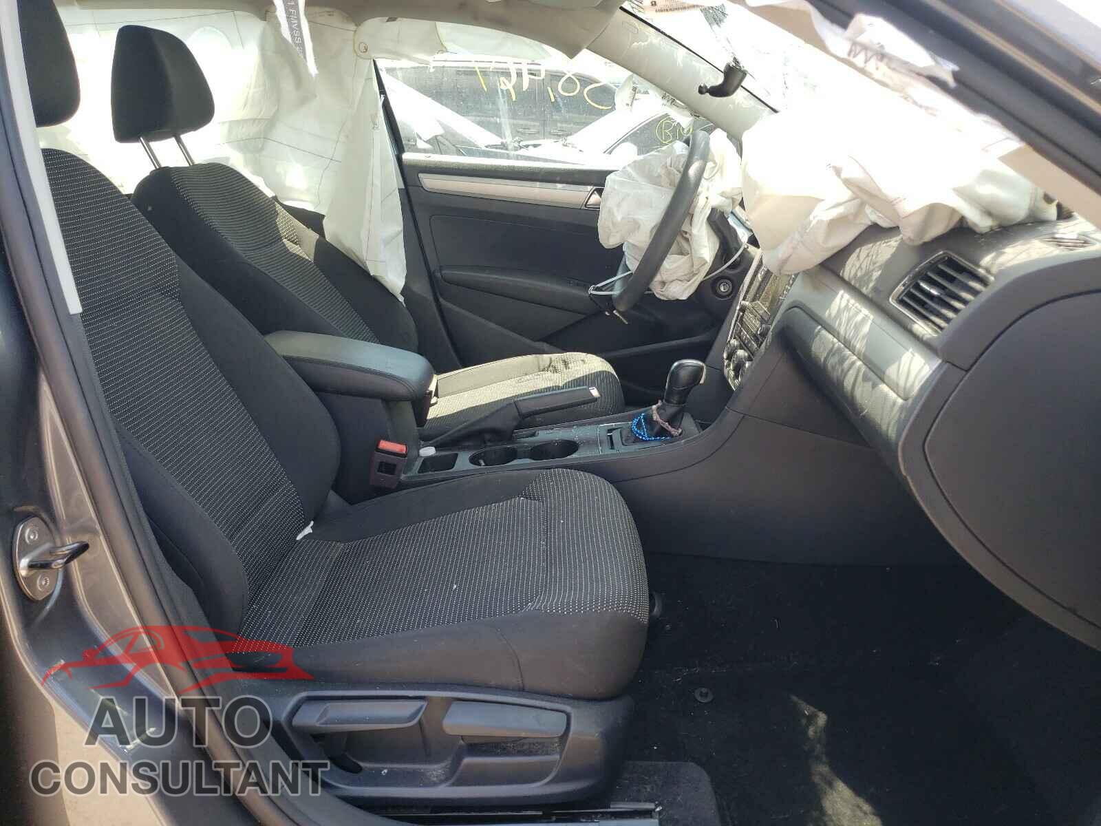 VOLKSWAGEN PASSAT 2017 - 1VWAT7A30HC077892