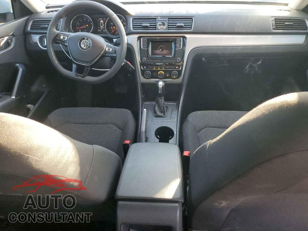 VOLKSWAGEN PASSAT 2017 - 1VWAT7A30HC076905