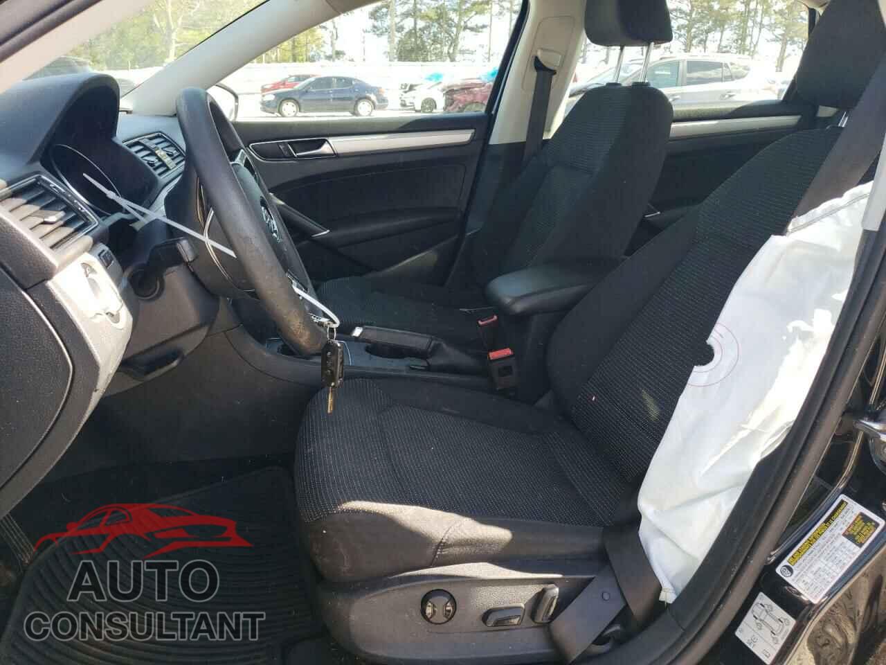 VOLKSWAGEN PASSAT 2018 - 1VWAA7A39JC026841