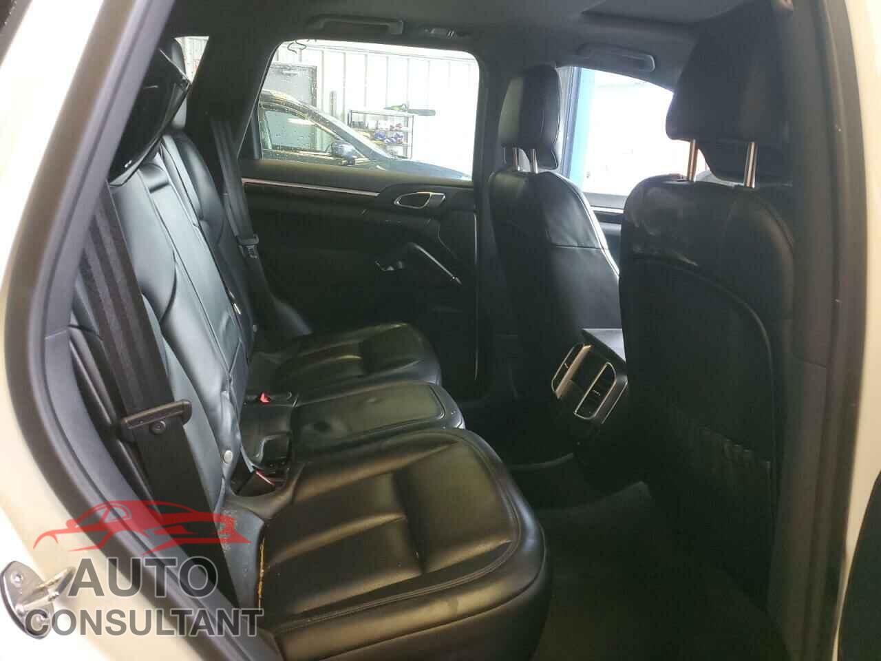 PORSCHE CAYENNE 2018 - WP1AA2A24JKA01511