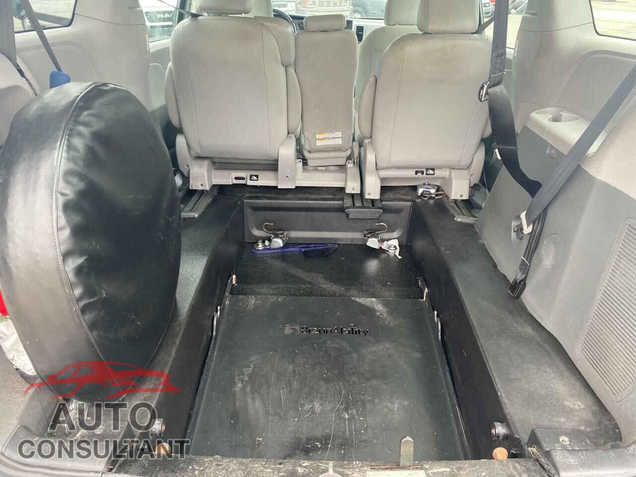TOYOTA SIENNA 2017 - 5TDZZ3DC0HS856071