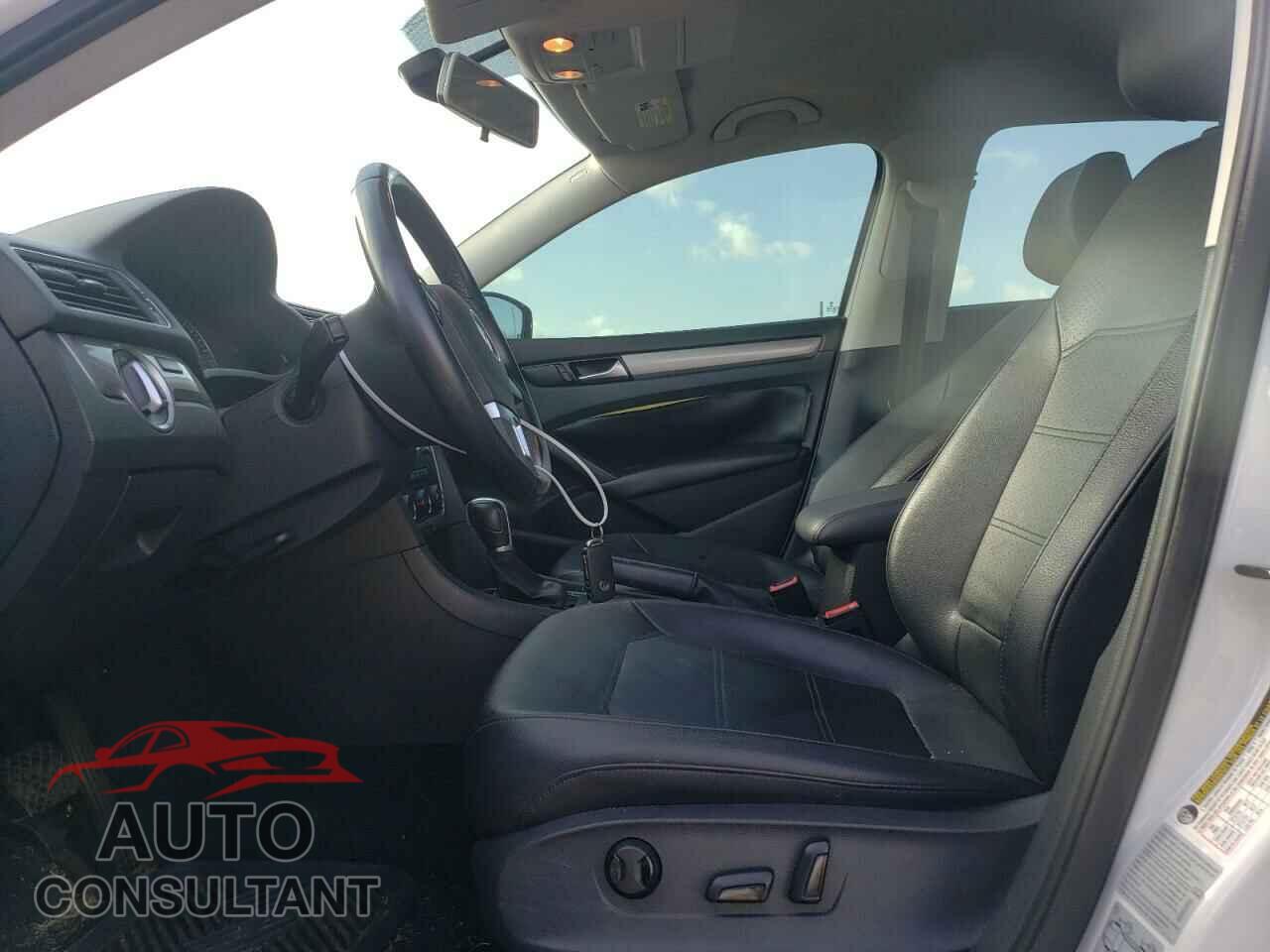 VOLKSWAGEN PASSAT 2015 - 1VWAT7A34FC084034