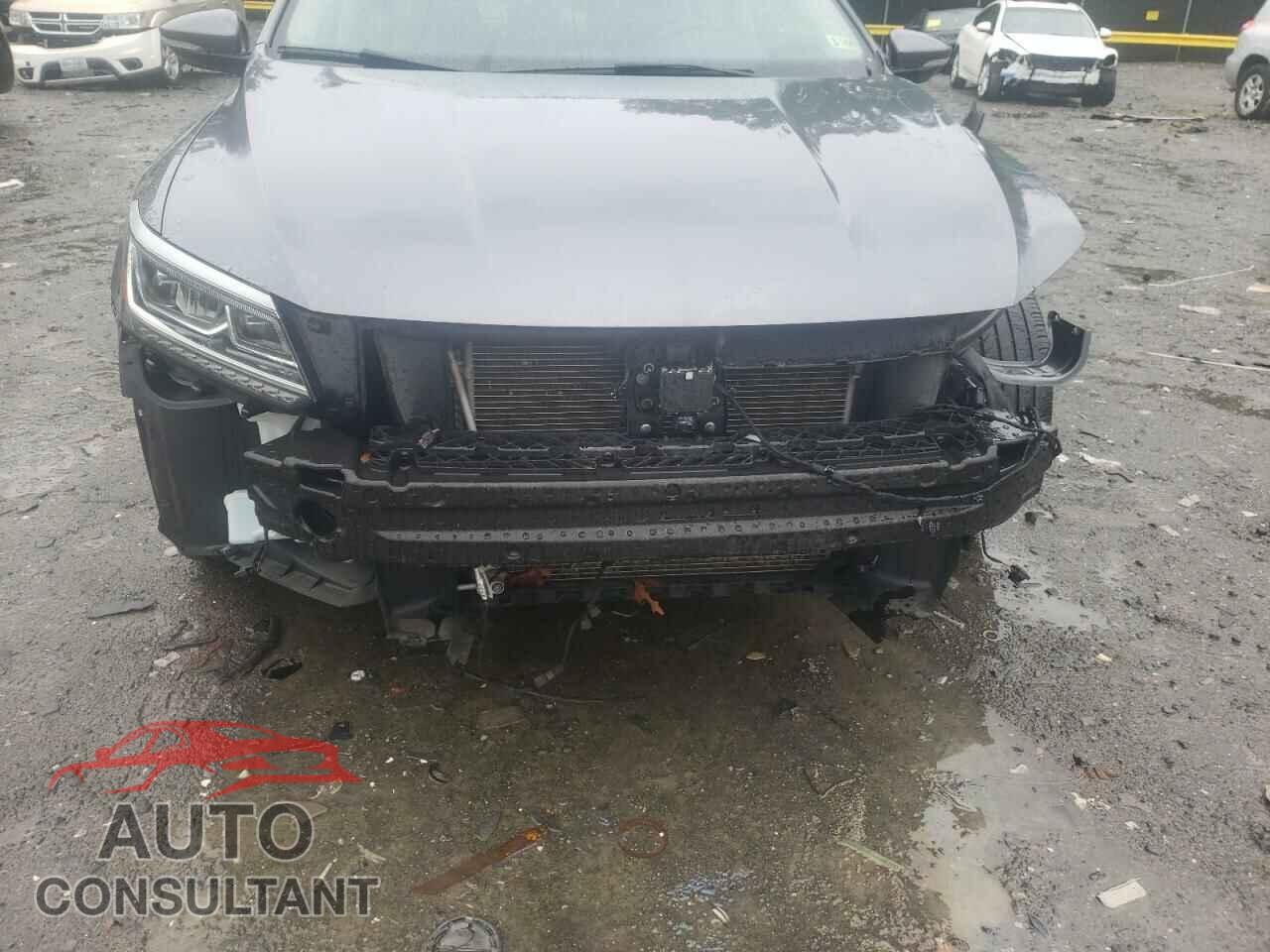 VOLKSWAGEN PASSAT 2017 - 1VWCT7A38HC067801