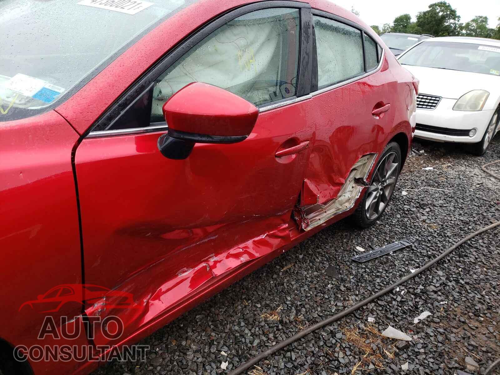 MAZDA 3 2018 - 3MZBN1W38JM164416