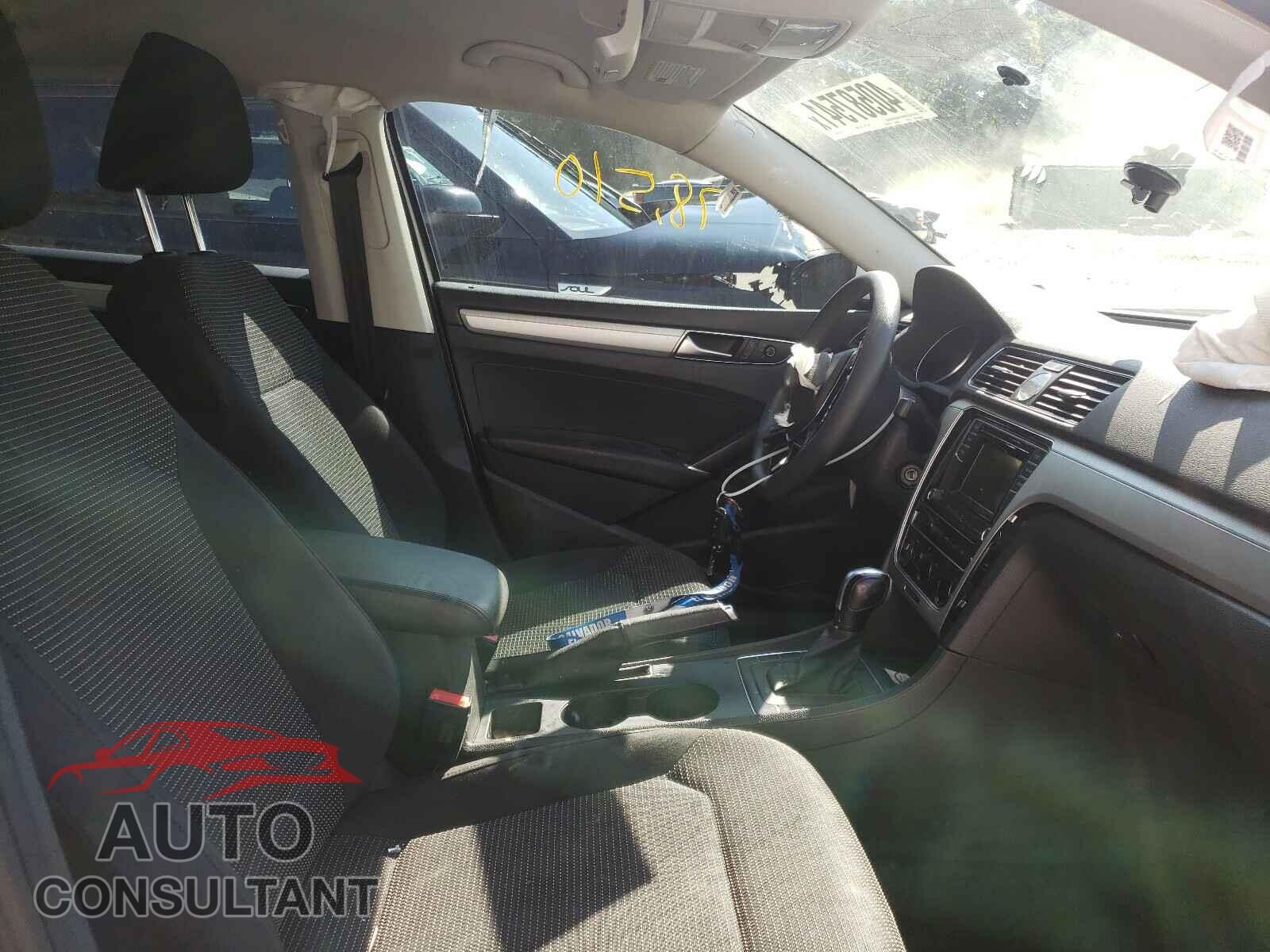 VOLKSWAGEN PASSAT 2017 - 1VWAT7A37HC015258