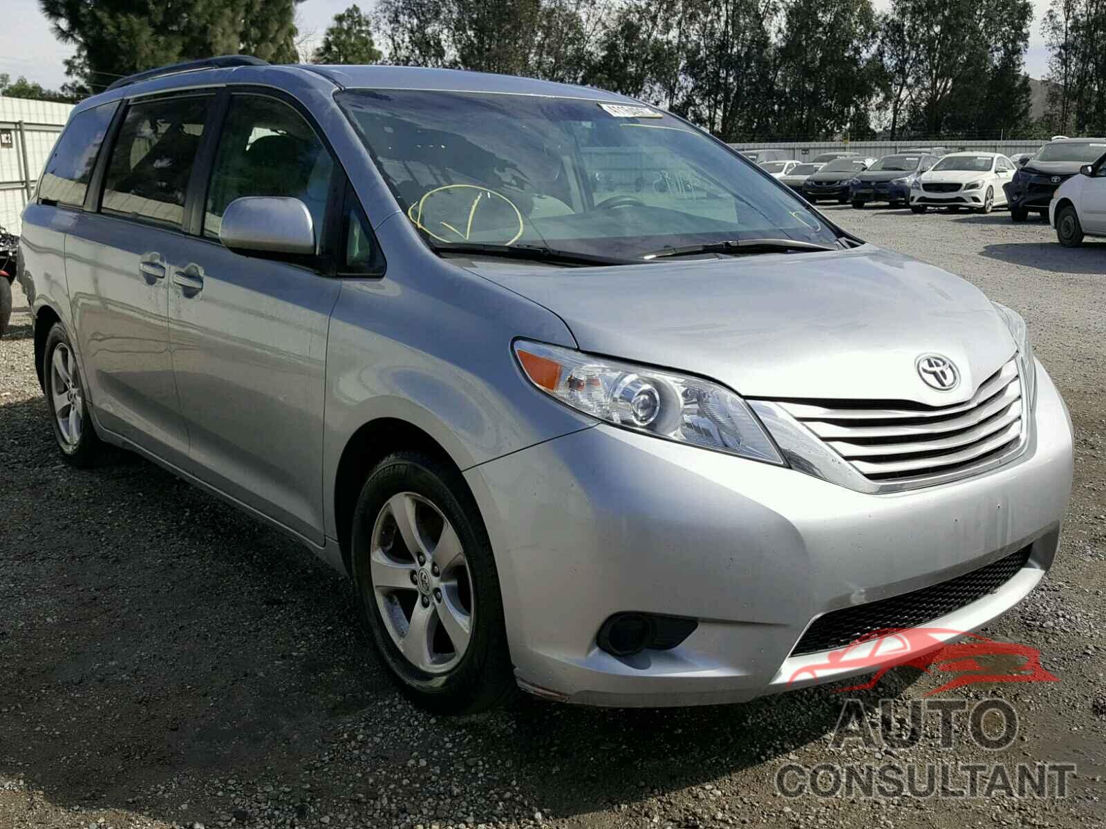 TOYOTA SIENNA LE 2015 - 5TDKK3DC5FS537560