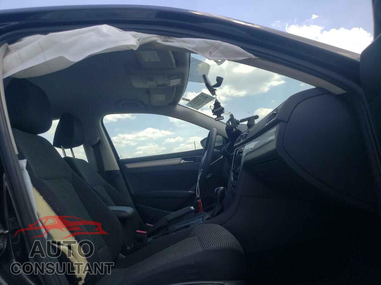 VOLKSWAGEN PASSAT 2017 - 1VWAT7A38HC048706