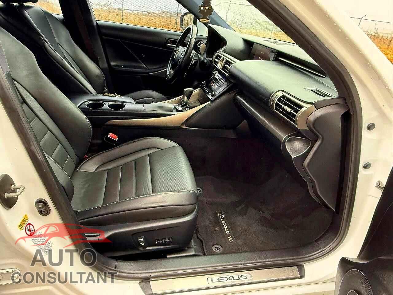 LEXUS IS 2014 - JTHBE1D27E50T1680
