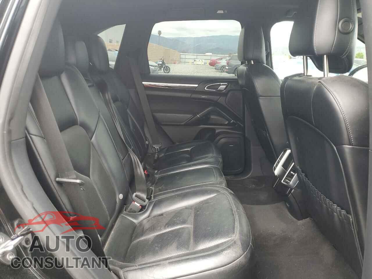 PORSCHE CAYENNE 2018 - WP1AA2A29JKA07305