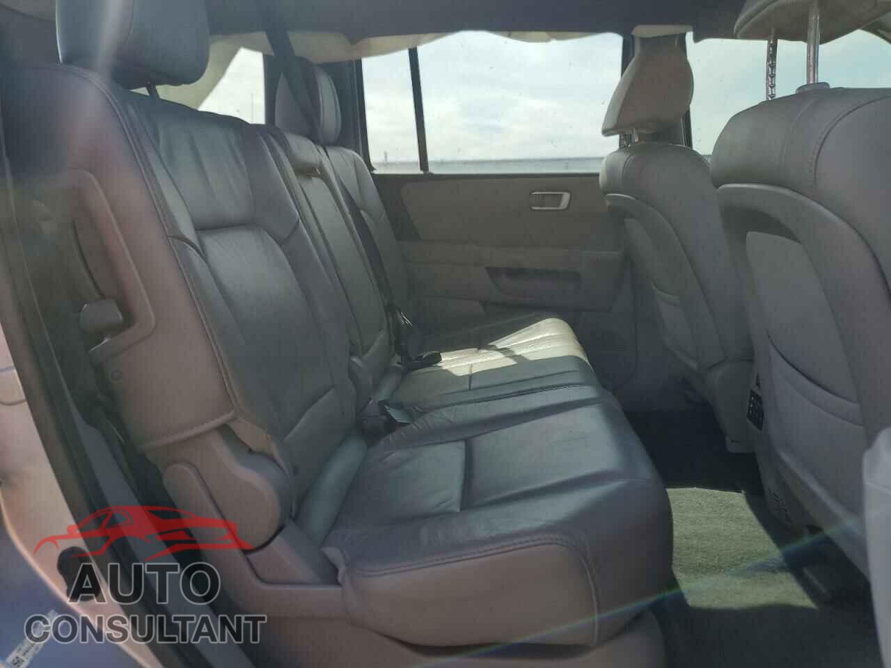 HONDA PILOT 2015 - 5FNYF4H61FB003002