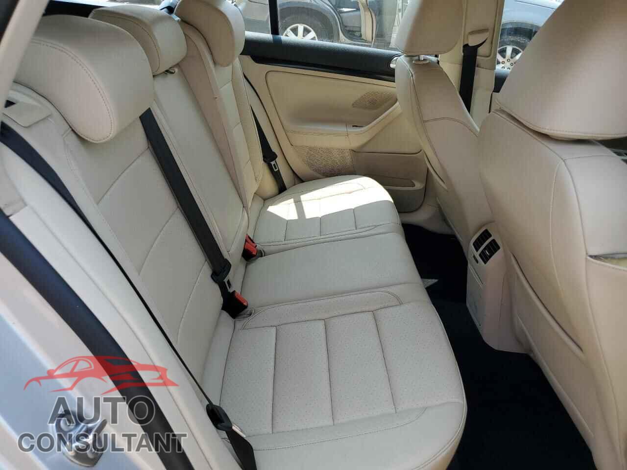 VOLKSWAGEN JETTA 2010 - 3VWPL7AJ0AM647774