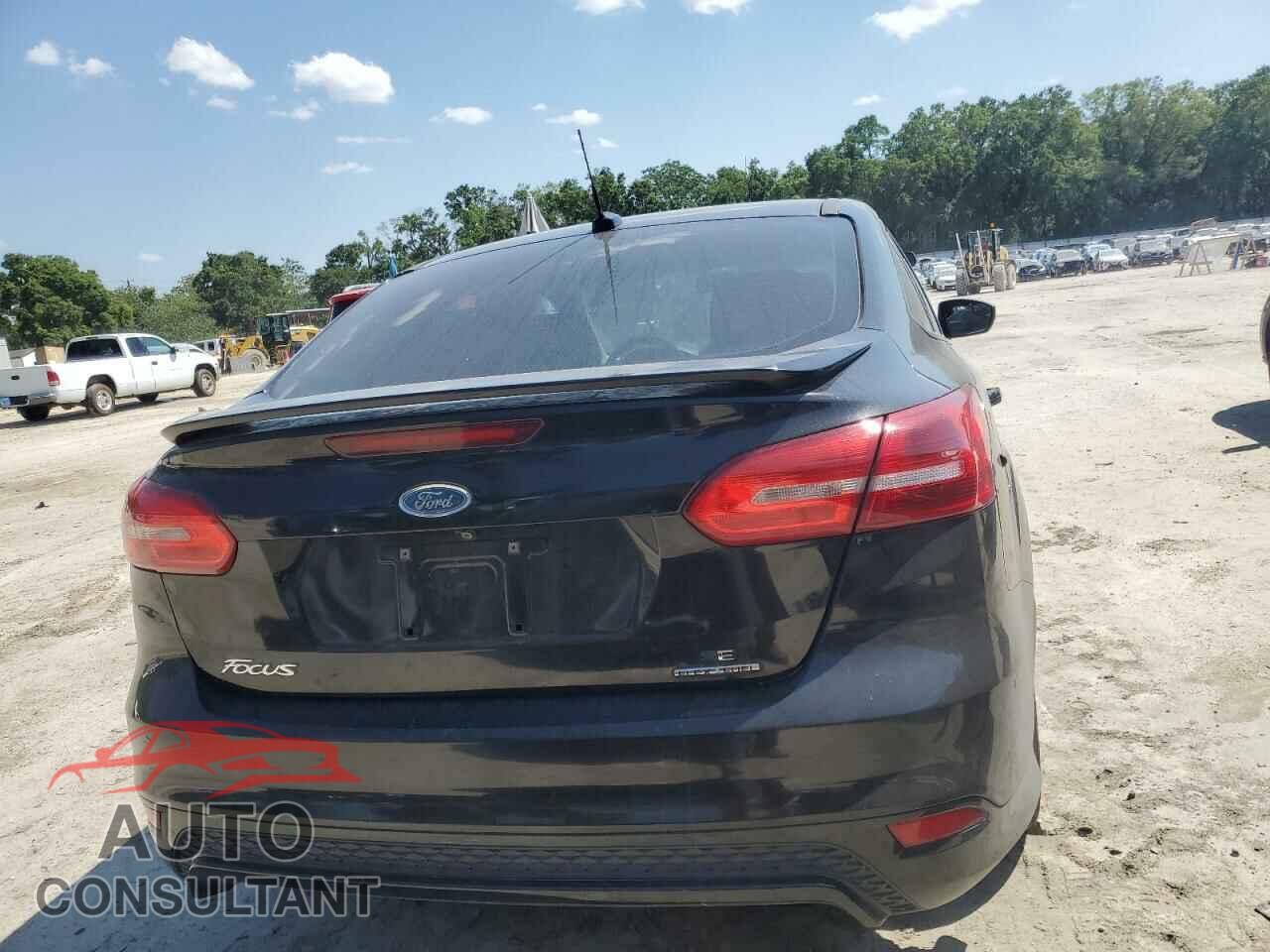 FORD FOCUS 2015 - 1FADP3F20FL277901