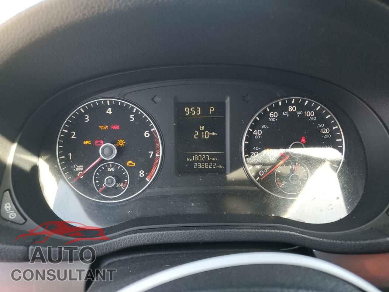 VOLKSWAGEN PASSAT 2015 - 1VWAT7A33FC020096