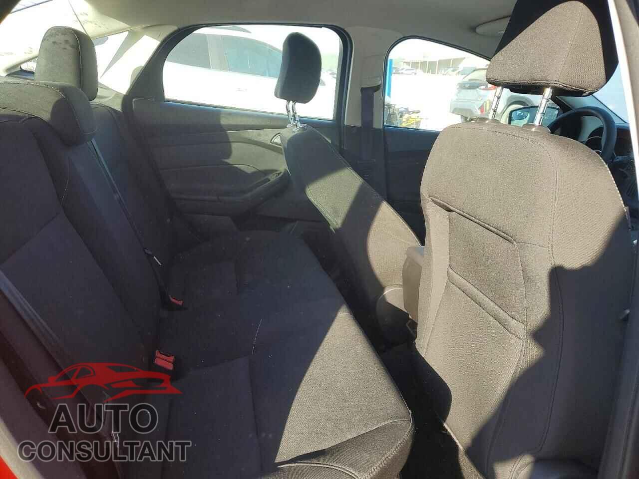 FORD FOCUS 2017 - 1FADP3F23HL201978