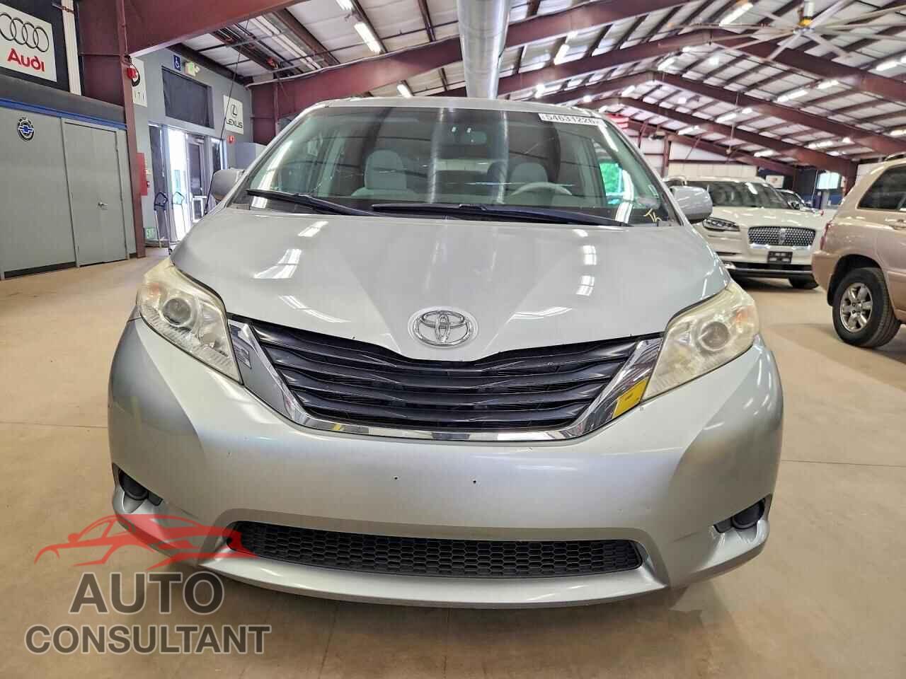 TOYOTA SIENNA 2011 - 5TDJK3DC2BS027446