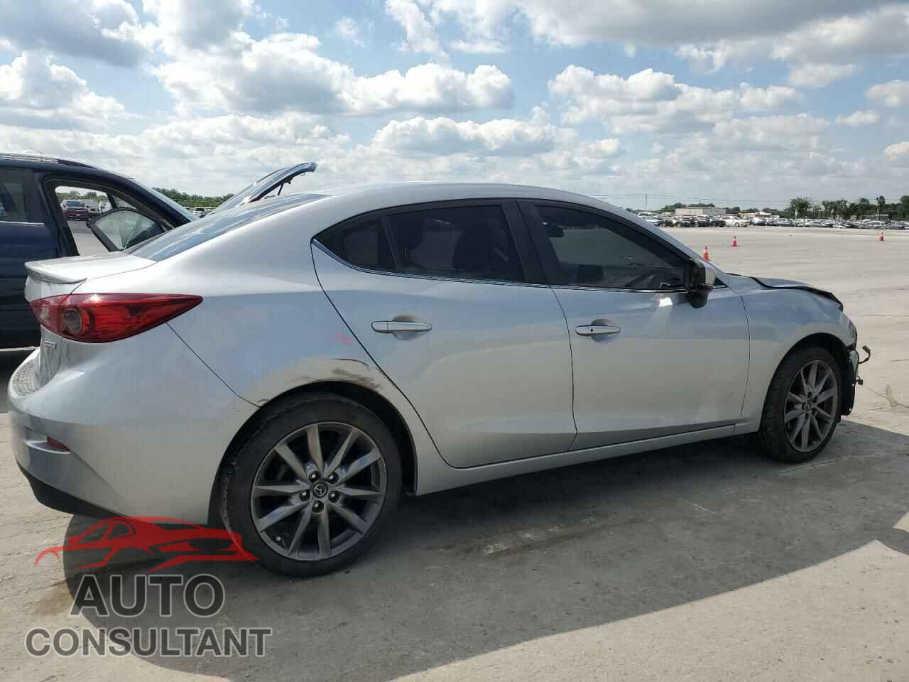 MAZDA 3 2018 - 3MZBN1V33JM161893