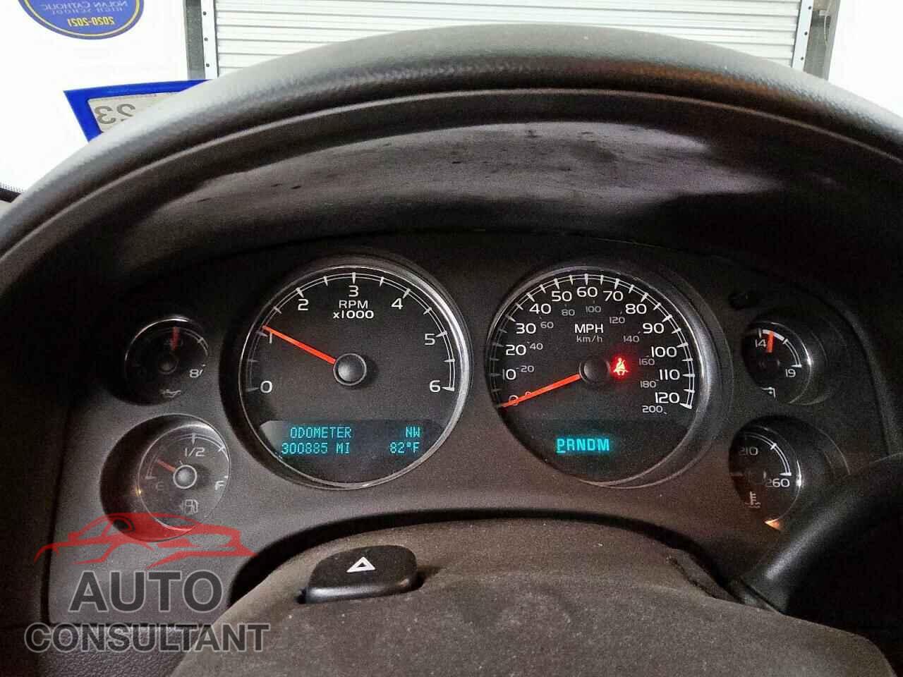 CHEVROLET SUBURBAN 2011 - 1GNSCHE03BR345018