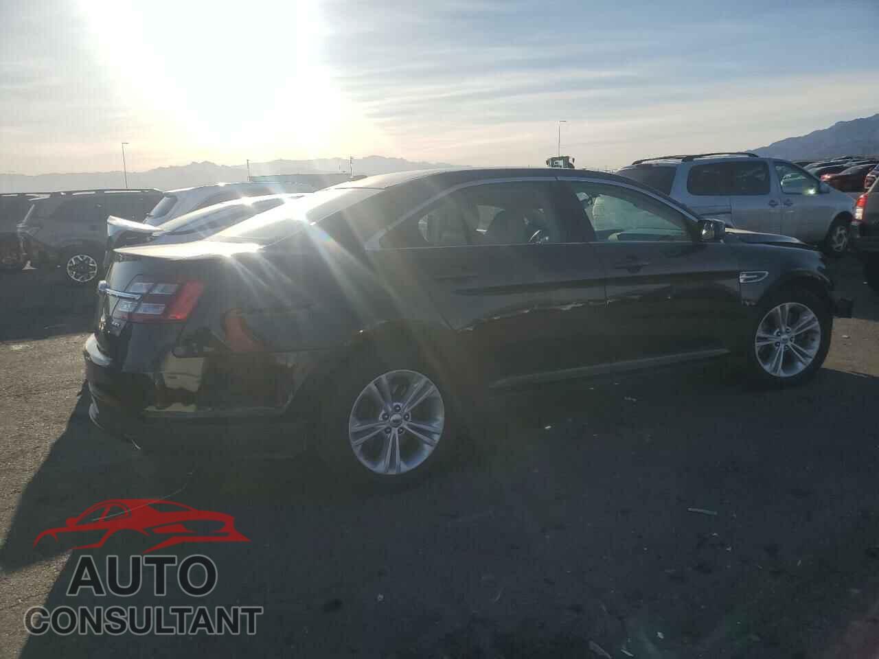 FORD TAURUS 2018 - 1FAHP2E86JG117878