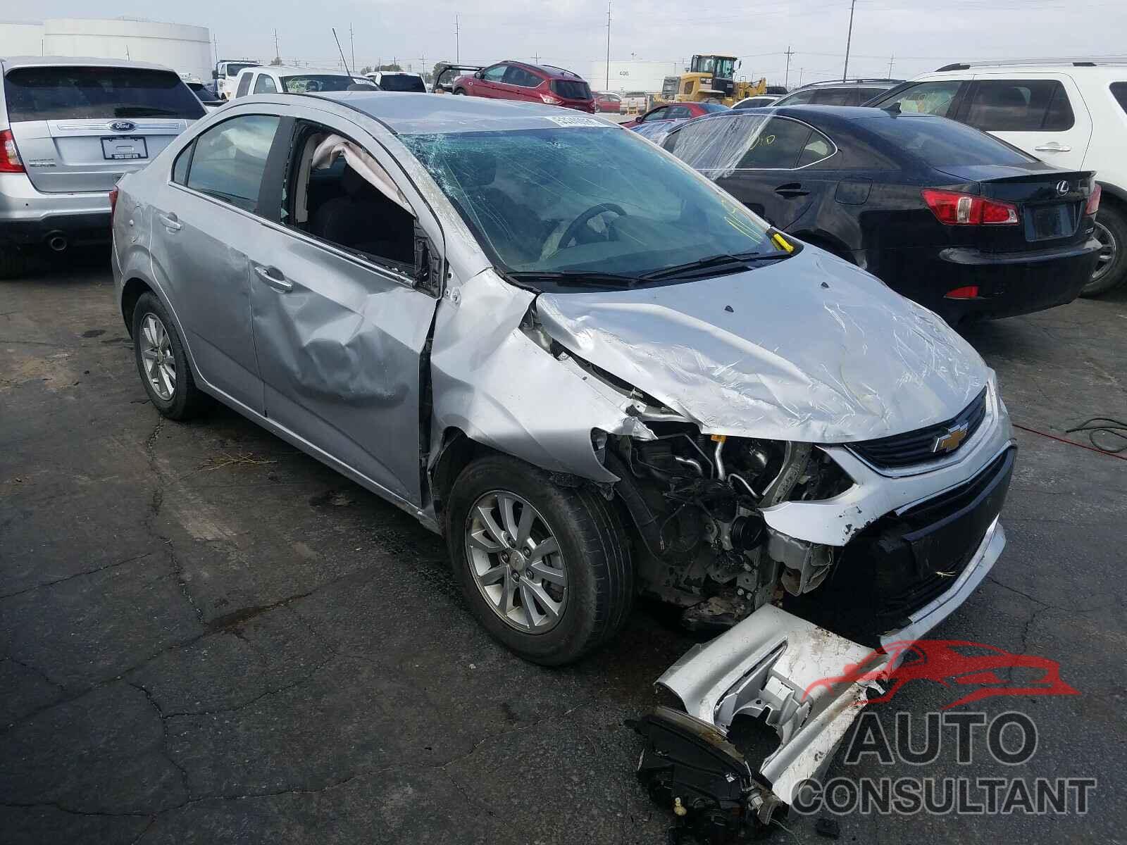 CHEVROLET SONIC 2018 - 1G1JD5SH5J4122932