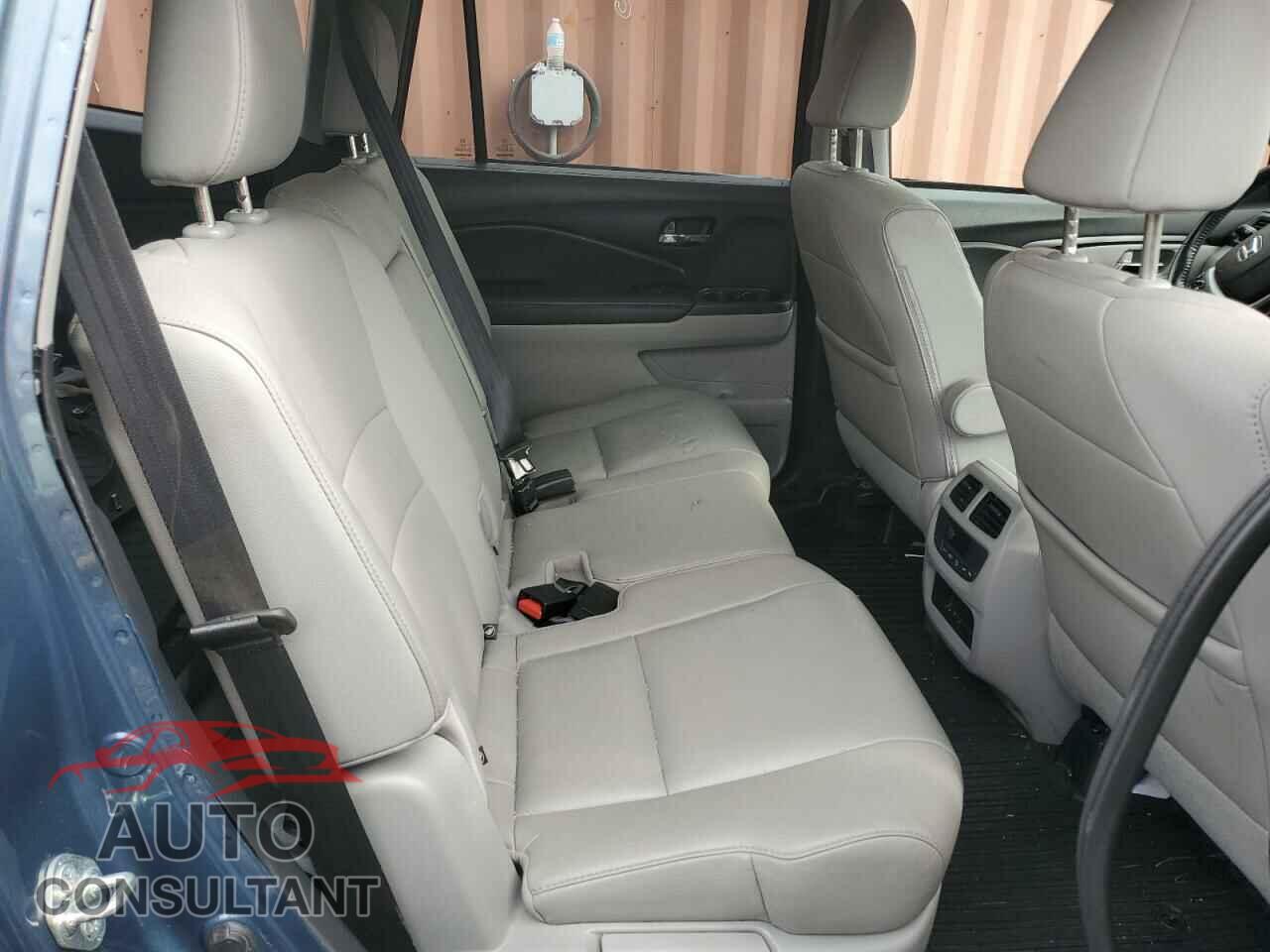 HONDA PILOT 2017 - 5FNYF6H52HB061352