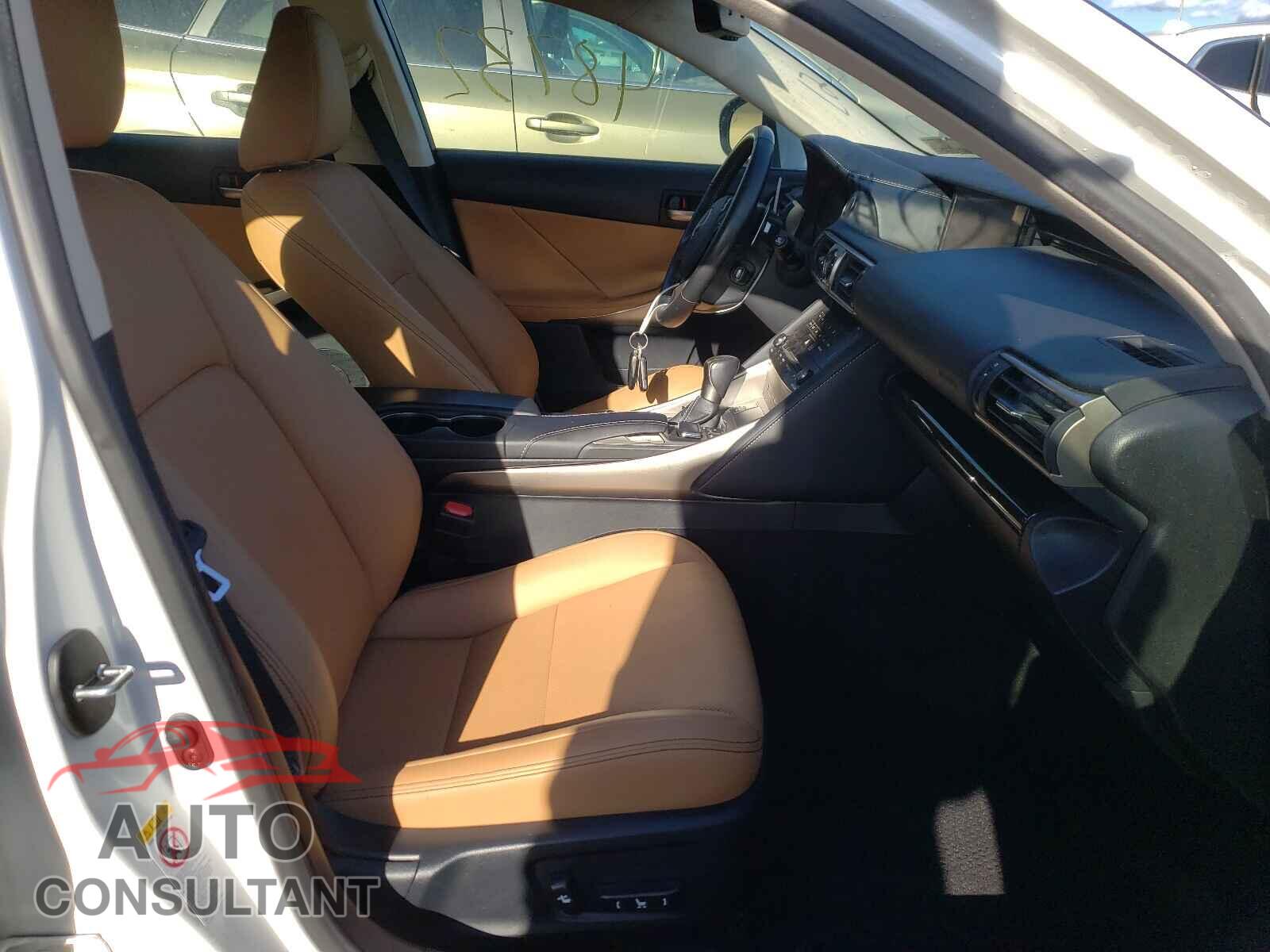 LEXUS IS 2018 - JTHC81D22J5028215