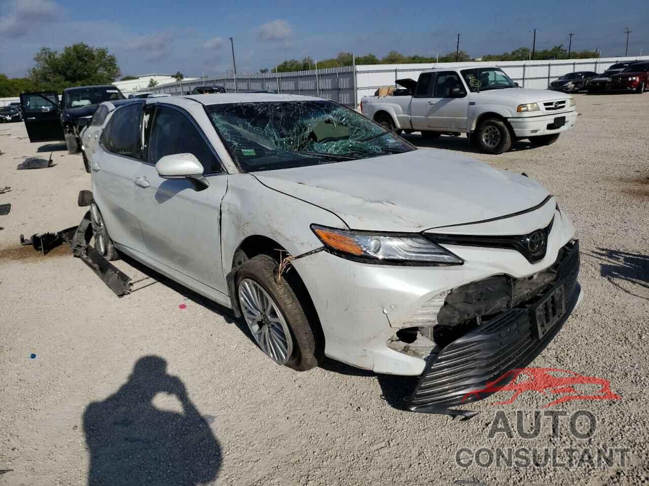 TOYOTA CAMRY 2018 - 4T1B11HK0JU034513
