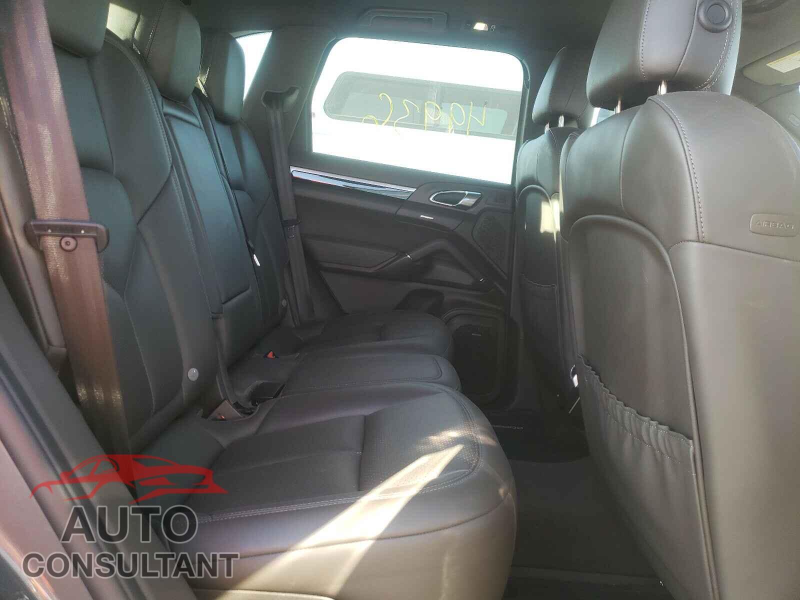 PORSCHE CAYENNE 2016 - WP1AA2A28GKA12875