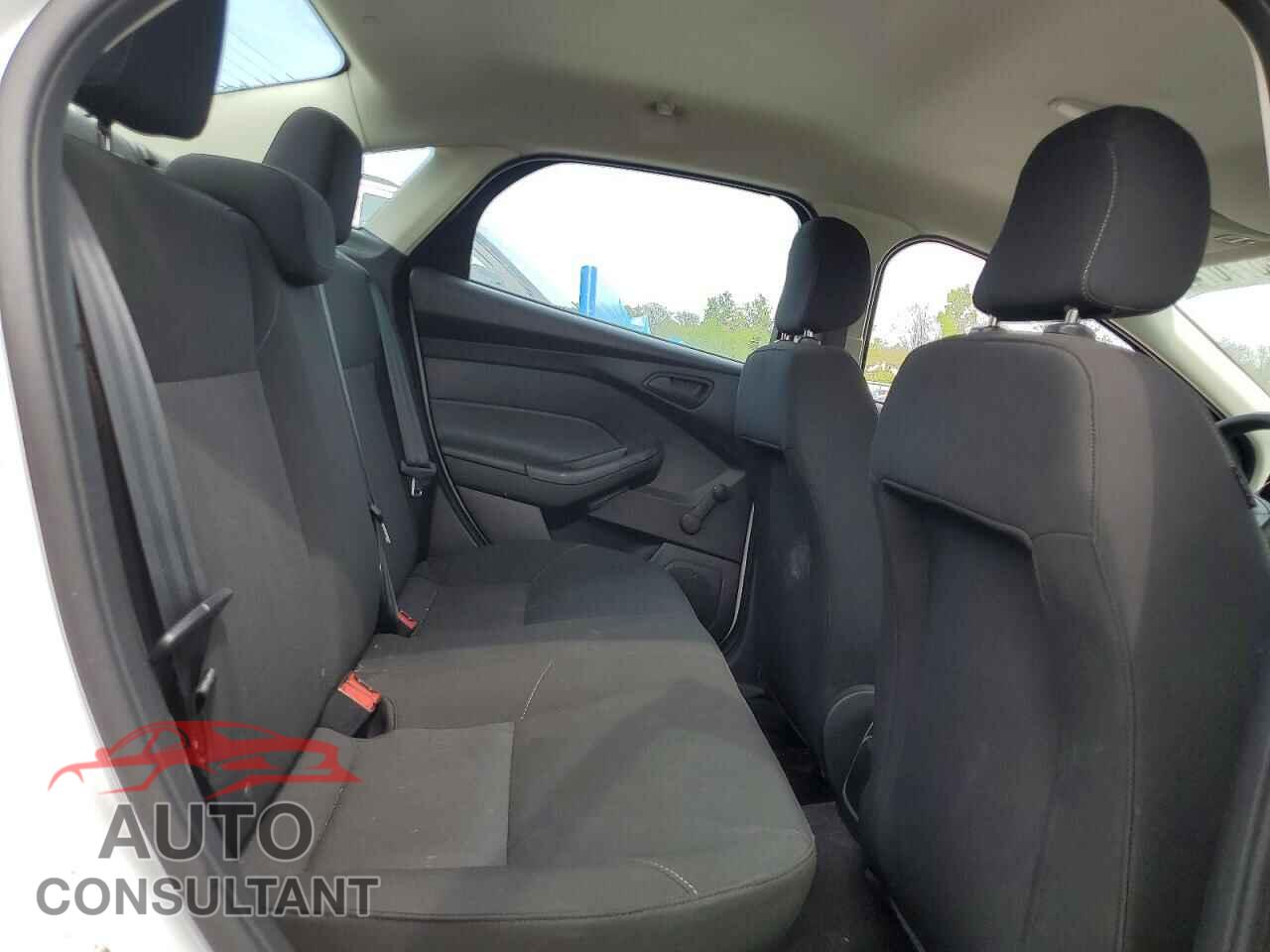 FORD FOCUS 2015 - 1FADP3E26FL292971