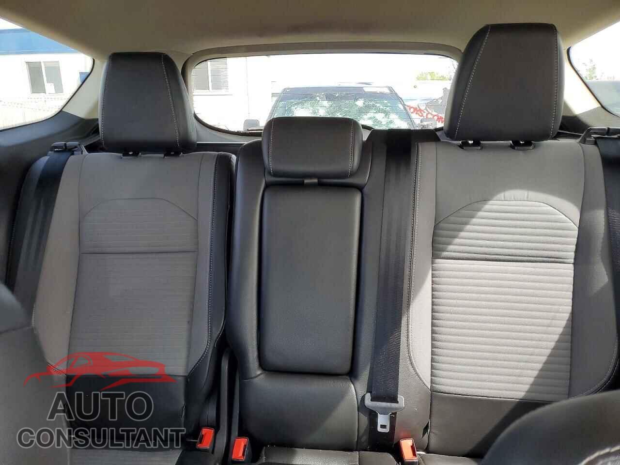 FORD ESCAPE 2017 - 1FMCU9G90HUB68408