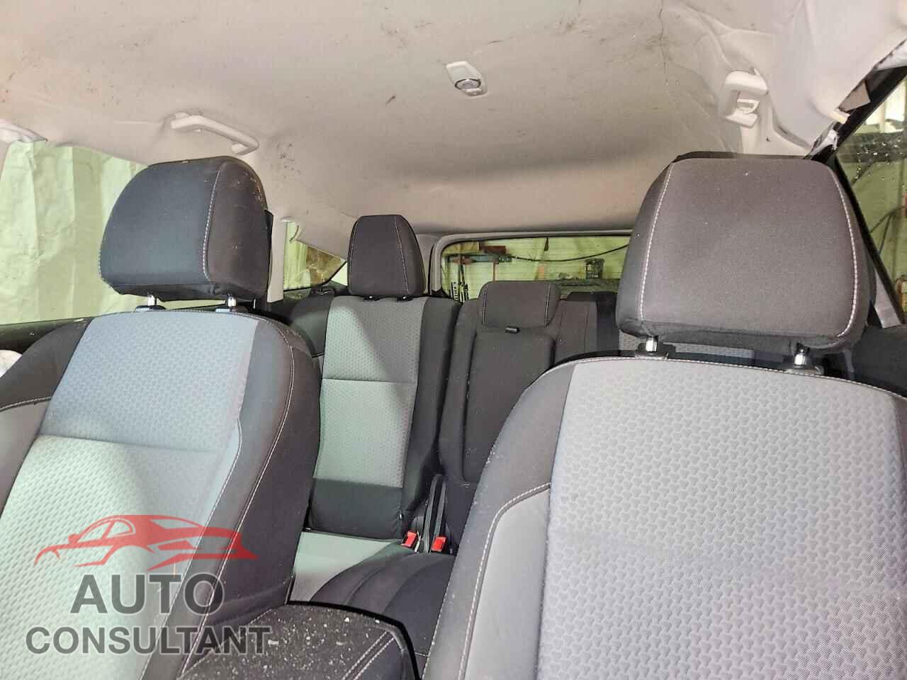 FORD ESCAPE 2017 - 1FMCU9GD2HUC77022