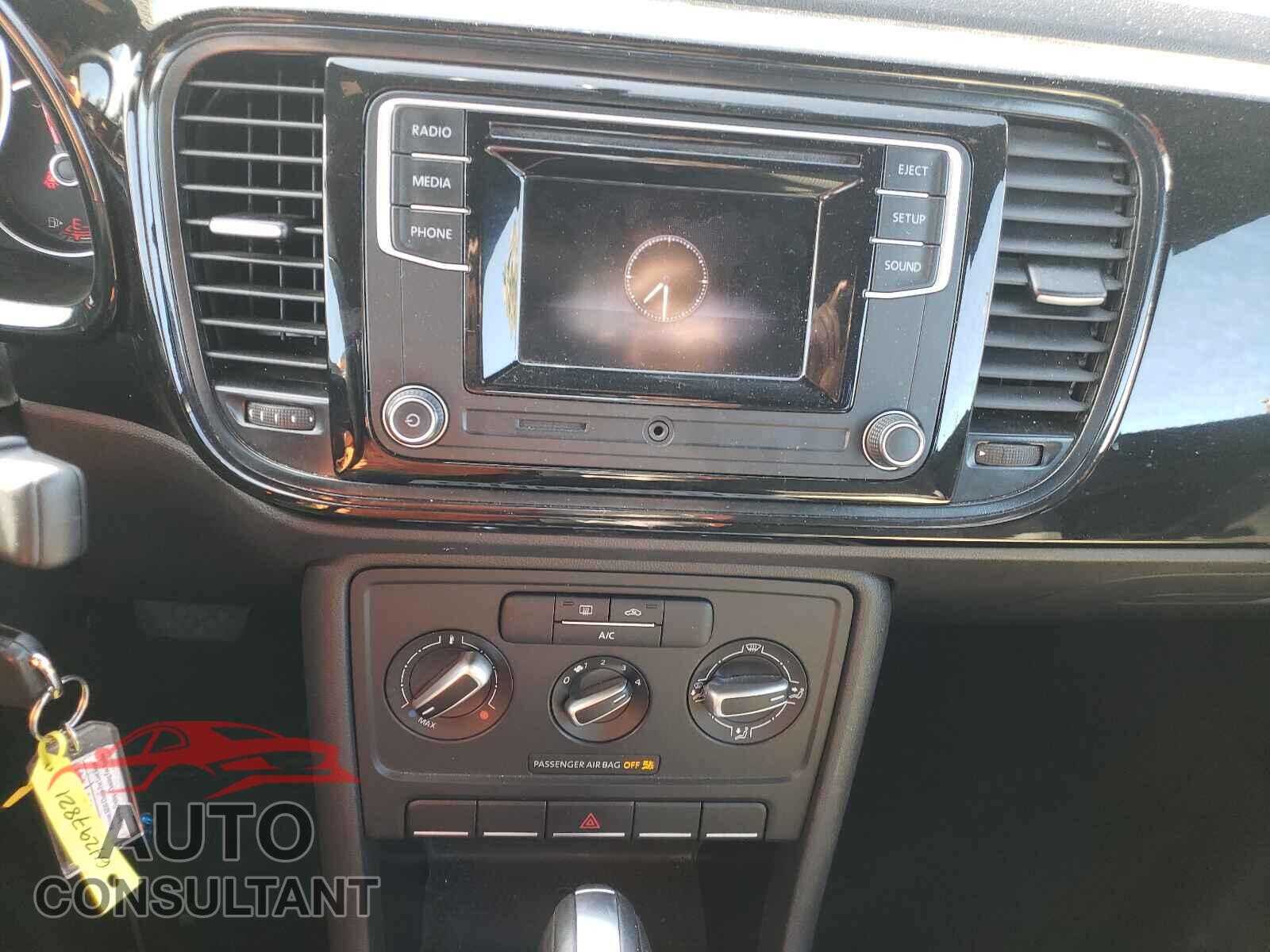 VOLKSWAGEN BEETLE 2019 - 3VWFD7AT4KM706904