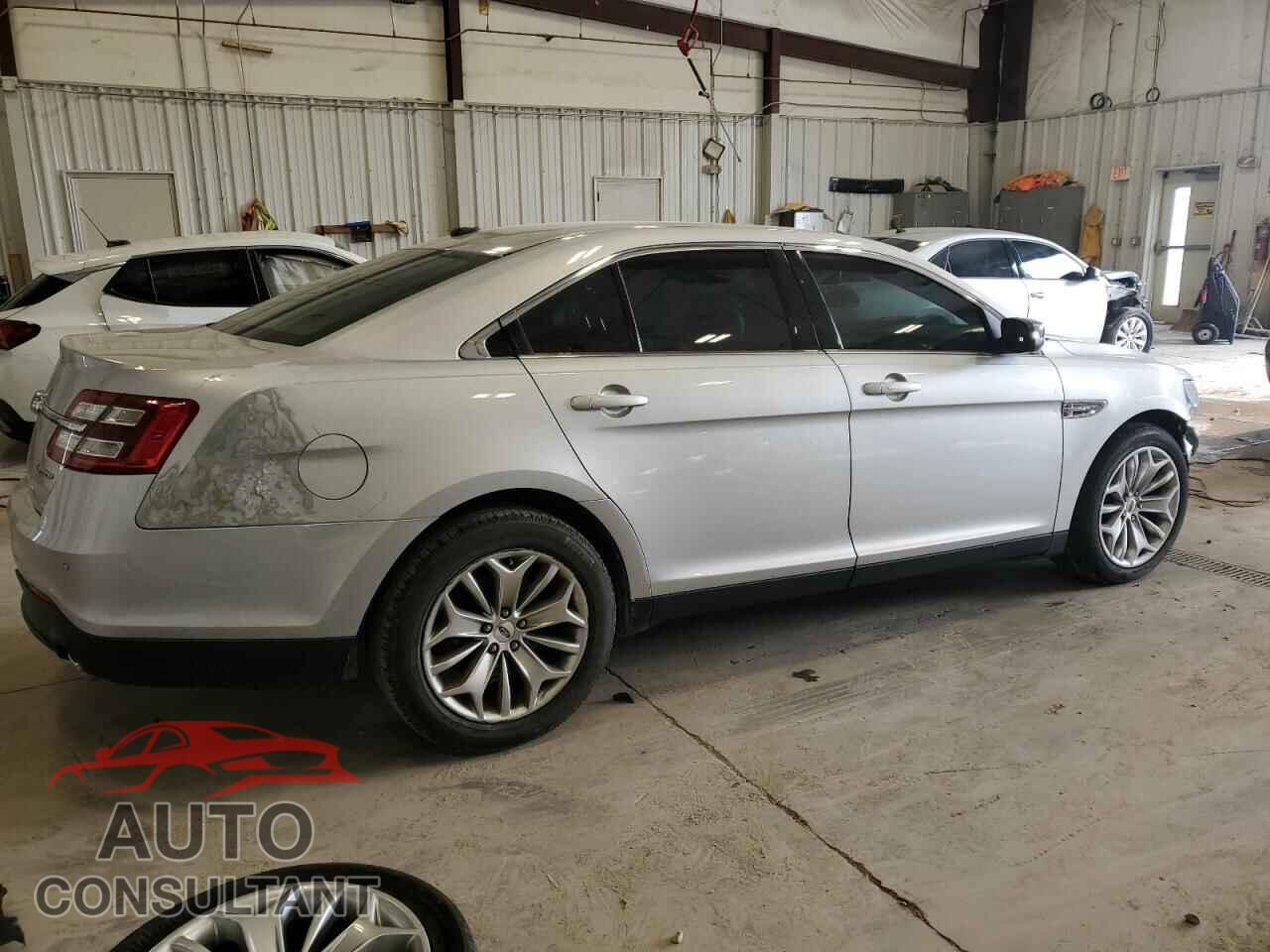 FORD TAURUS 2018 - 1FAHP2F85JG126196