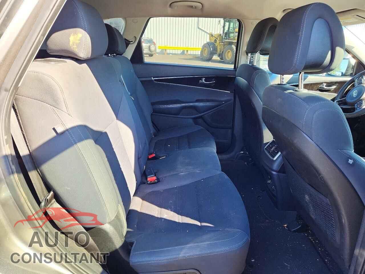 KIA SORENTO 2017 - 5XYPGDA55HG191108